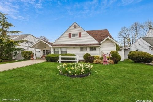 71 Twin Ln, North Wantagh, NY 11793-1914