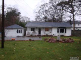 15 Ferndale Ave, Selden, NY 11784-3007