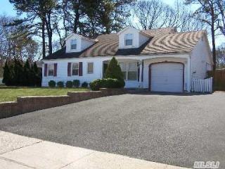 12 Hyde Ln, Coram, NY 11727-3522