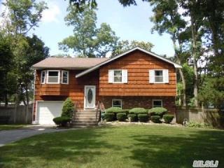 73 Park St, South Setauket, NY 11720-4052