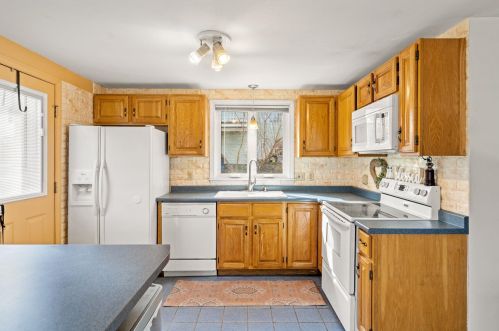 16 Elm St, Derry, NH 03038-2302