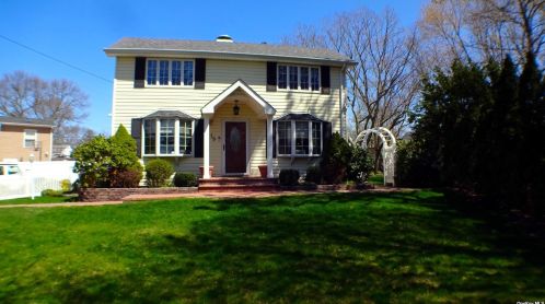 19 Wagon Ln, South Setauket, NY 11720-2533