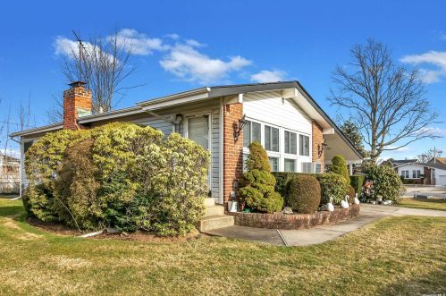 3561 Courtney Ln, Bethpage, NY 11714-3303