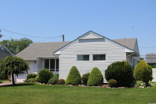 1240 Dahlia Ln, North Wantagh, NY 11793-2508