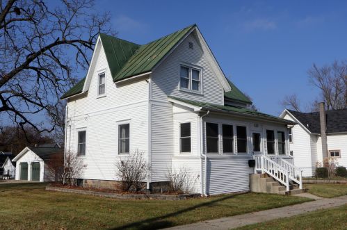 423 Pearl St, Belding, MI 48809-1948