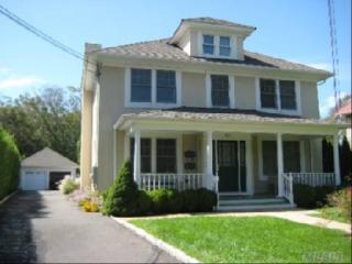 81 David Whites Ln, South Hampton, NY 11968-3403