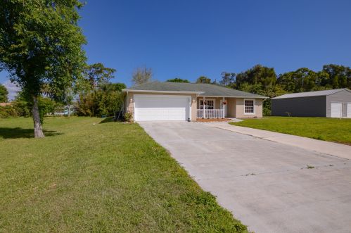 7508 Georges Rd, Fort Pierce, FL 34951-4925