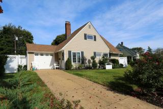 42 Wheelbarrow Ln, North Wantagh, NY 11793-1211