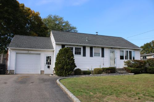 37 Morning Dr, South Setauket, NY 11720-2316