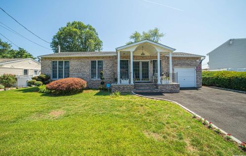 690 Peconic Ave, Babylon, NY 11704-5225