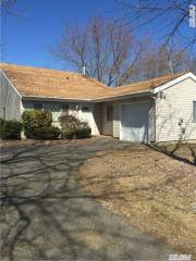 29 Harrison Ave, North Bellport, NY 11713-1115