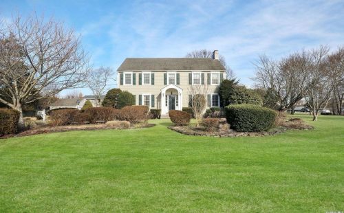 87 Islip Rd, West Islip, NY 11795-4553