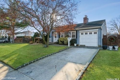 3488 Princeton Dr, North Wantagh, NY 11793-3532