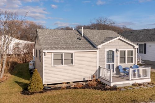 38 Pine St, York, ME 03909-6726