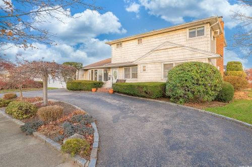 15 Elizabeth Dr, Bethpage, NY 11714-6005