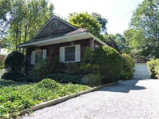 28 Bonny Dr, Manor Park, NY 11950-2004