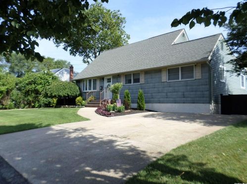 224 43rd St, North Lindenhurst, NY 11757-2732