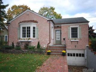 38 Carley Ave, Hunt, NY 11743-3145