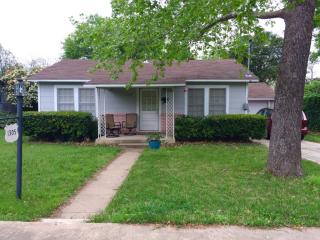 1305 Alegria Rd, Austin TX  78757-3409 exterior