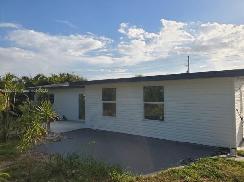 219 Riomar Dr, Fort Pierce, FL 34952-1381