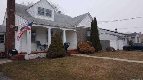 48 Belle Terre Ave, North Lindenhurst, NY 11757-6506