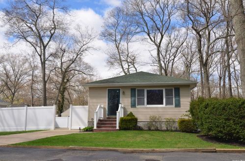 158 Tyler Ave, Miller Place, NY 11764-2752