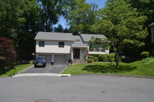 190 Briarwood Dr, Somers Town, NY 10589-1810