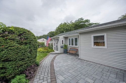 531 Rockaway St, West Islip, NY 11795-1417