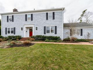 51 Brookside Dr, North Hills, NY 11030-1458