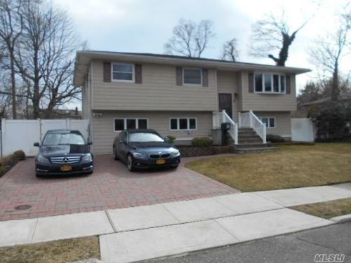 10 3rd St, West Islip, NY 11795-3602