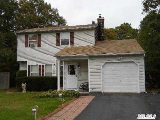 36 Hope Ct, Selden, NY 11784-1271