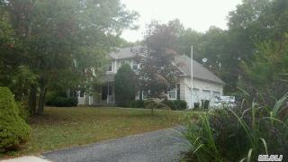 21 Hilltop Ln, Manorville, NY 11949-2935