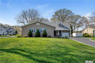 53 Lucille Dr, Sayville, NY 11782-1518