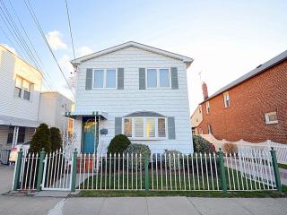 11 Doherty Ave, Floral Park, NY 11003-2414