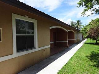 15602 2nd Ave, Miami, FL 33162-4239