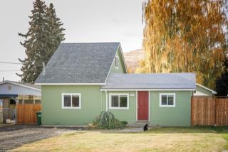 306 Pleasant Ave, Selah, WA 98942-1632