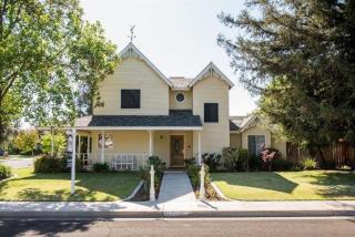 3074 Burgan Ave, Clovis, CA 93611-5231