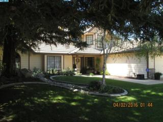 2245 Polk St, Tulare, CA 93274-2446