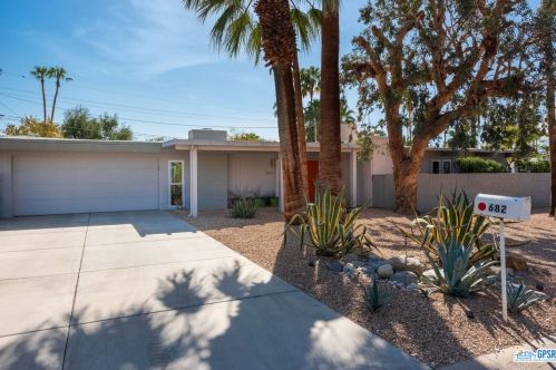 682 Roxbury Dr, Palm Springs, CA 92264-8210