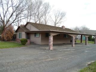 1604 Ahtanum Rd, Yakima WA  98903-1220 exterior