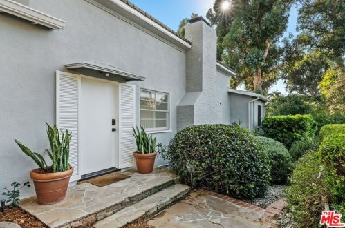 16924 Sunset Blvd, Pacific Palisades CA  90272-3207 exterior