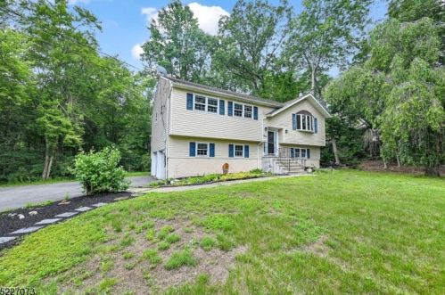 3 Evergreen Rd, Upper Greenwood Lake, NJ 07421-2719