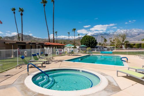 39 Calle Abajo, Palm Springs CA  92264-6330 exterior