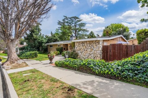 20300 Oxnard St, Woodland Hills, CA 91367-5426