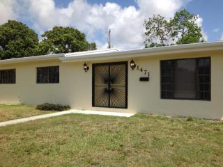 1471 174th St, Miami FL  33162-1352 exterior