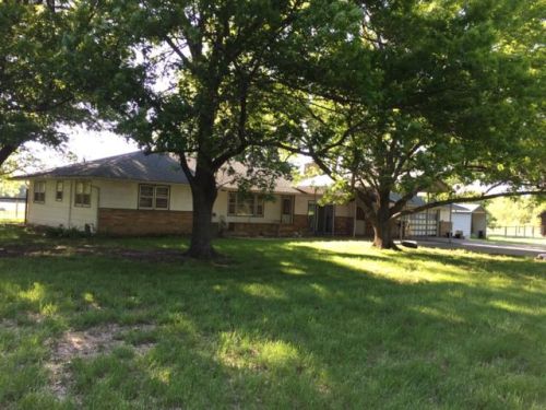 1582 1400th St, Iola, KS 66749-1613