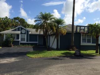 10135 139th Pl, Miami FL  33186-6840 exterior