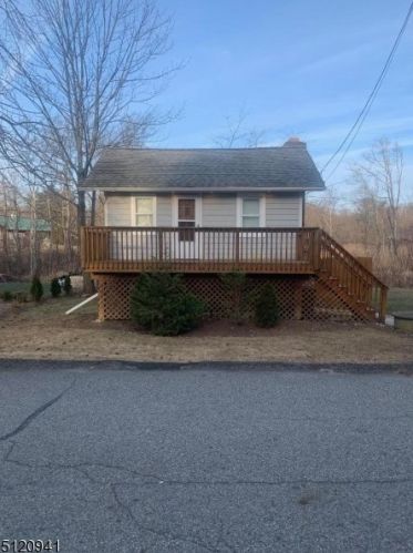 3 Riverside Rd, Upper Greenwood Lake, NJ 07421-1529