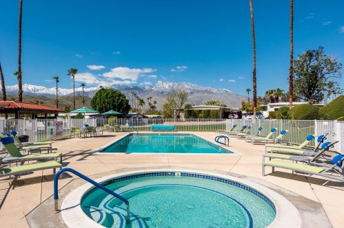 39 Calle Abajo, Palm Springs CA  92264-6330 exterior