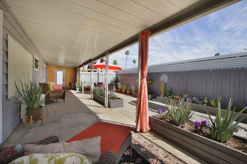 145 Camarillo St, Palm Springs, CA 92264-5270